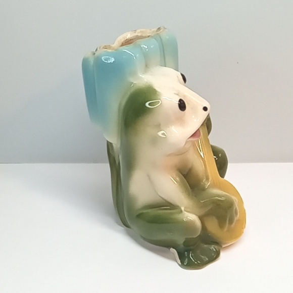Vintage ceramic frog playing banjo infront of cattails planter. - Picture 4 of 10
